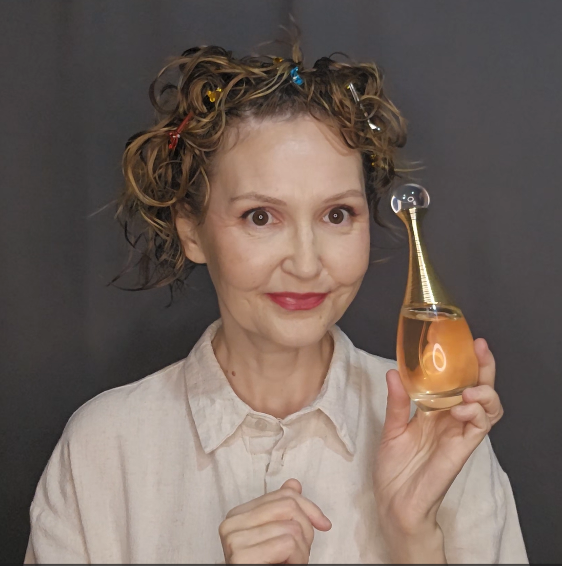 Я с Жадор уже лет 10. Такого флакона хватает мне года на 2. Один из любимых ароматов.