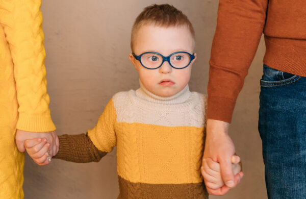 «Услышав про синдром Дауна, жена плакала два дня». Джон и Василина собирались усыновить — но родили сына