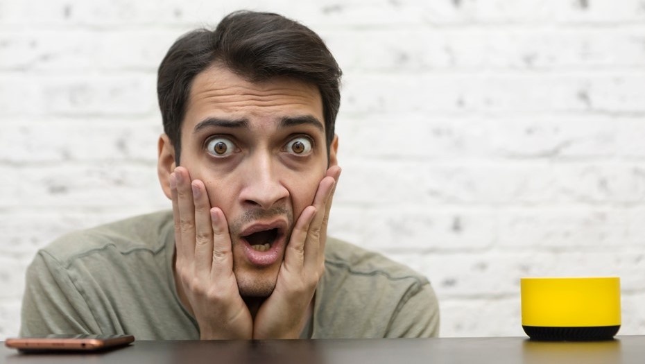    Пользователь колонки с ИИ-ассистентом Автор фото: Vitaliy Abbasov/Shutterstock/FOTODOM