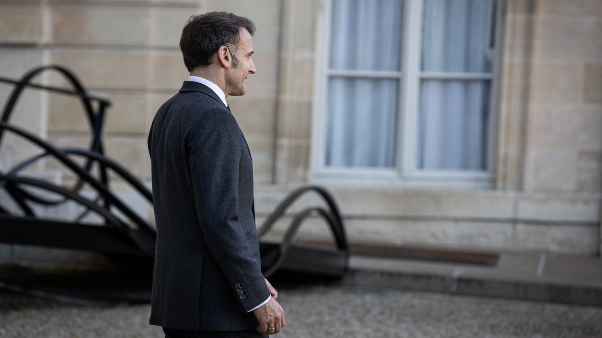    Макрон не оставляет прееминка. Кто на его место?