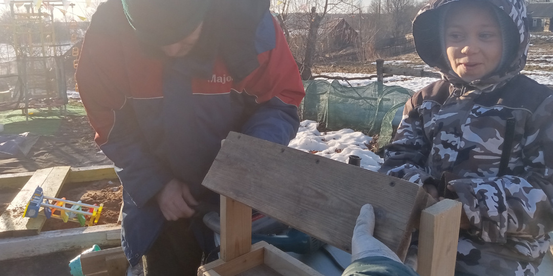 Весенние радости в деревеньке: открыли сезон скворечников и кормушек.