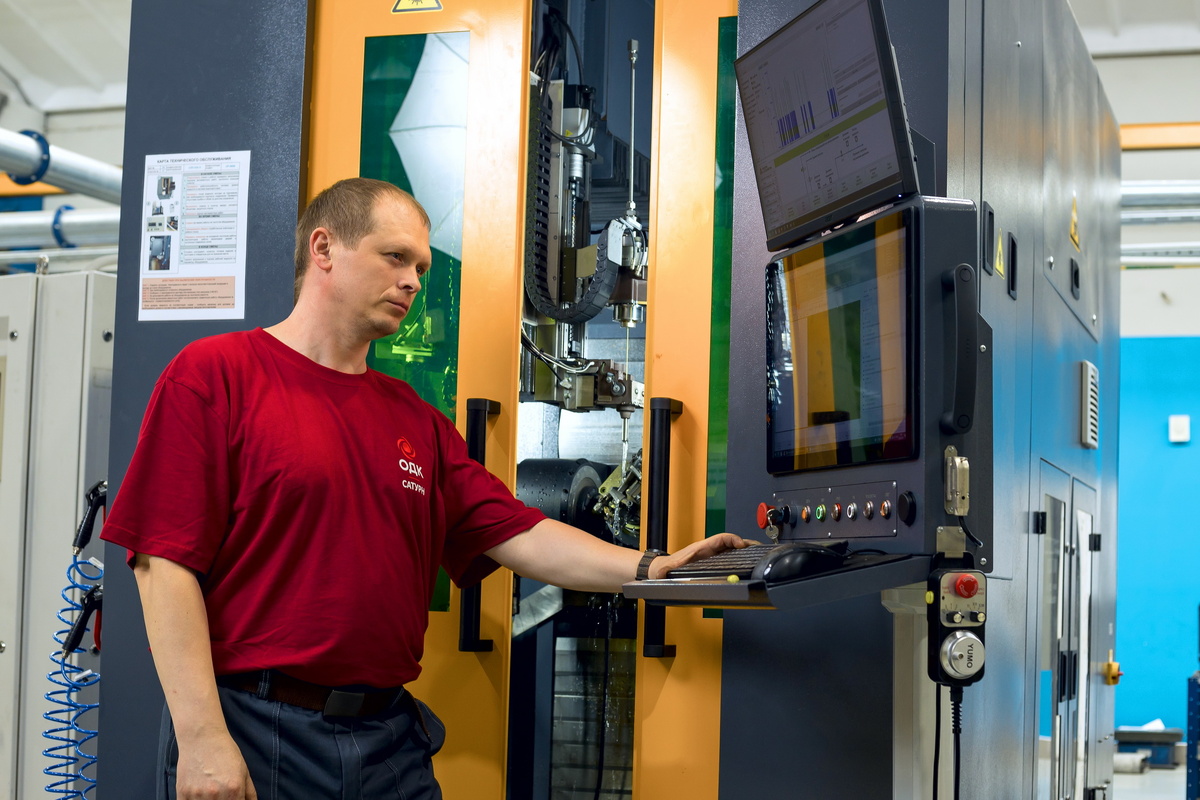 Сотрудник ОДК-Сатурн работает с терминалом системы «Диспетчер»