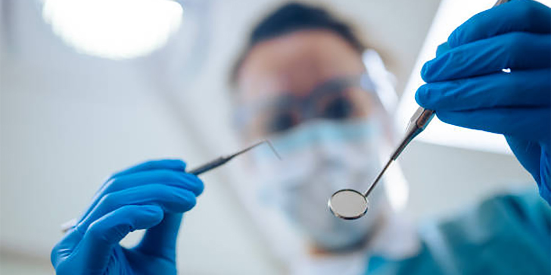 Как генетика и возрастные изменения влияют на здоровье зубов