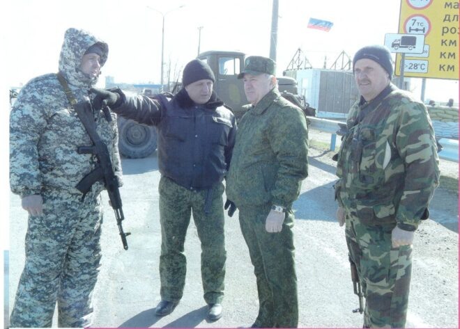 Справа налево В. Полухин (в черной куртке), Н. Долуда, В. Светличный. Чонгар, март 2014 г.