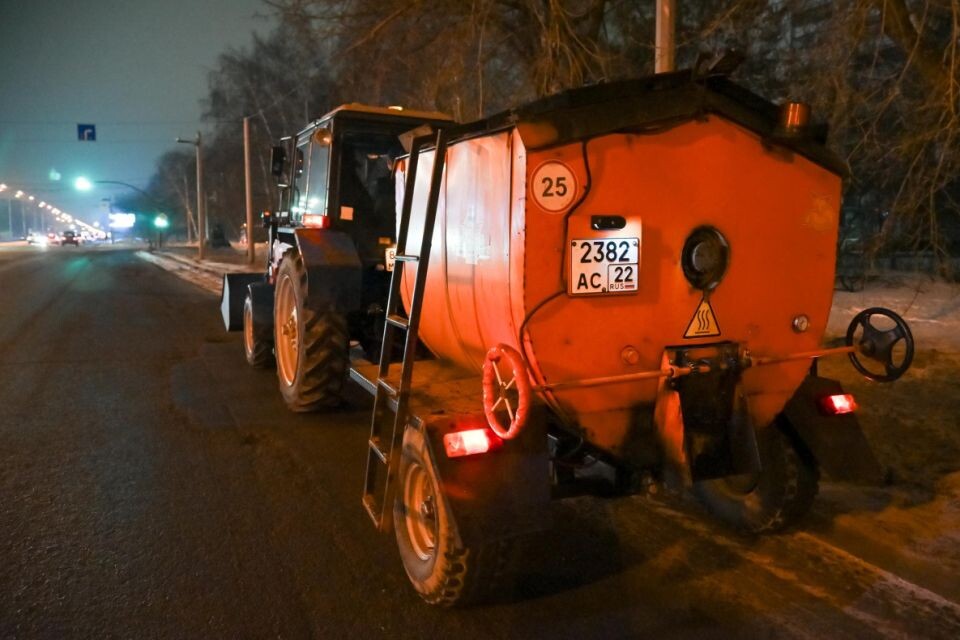    Ремонт дорог холодным асфальтом. Источник: Barnaul.org