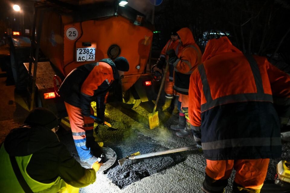    Ремонт дорог холодным асфальтом. Источник: Barnaul.org