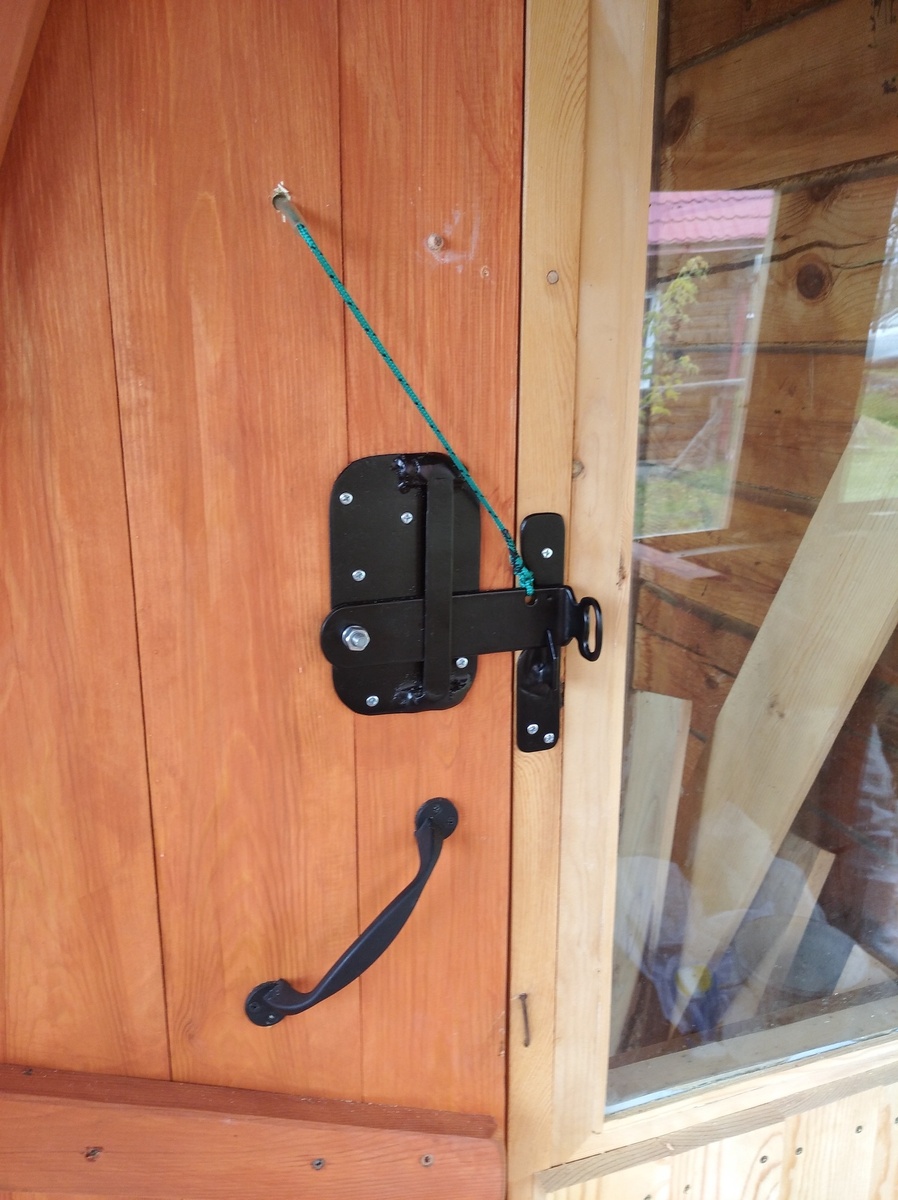 Дерни за веревочку -  дверь и откроется. 