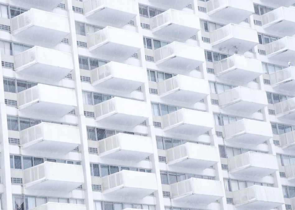    Адвокат предупредил, что собственники не могут самостоятельно застеклять балконы в многоэтажках