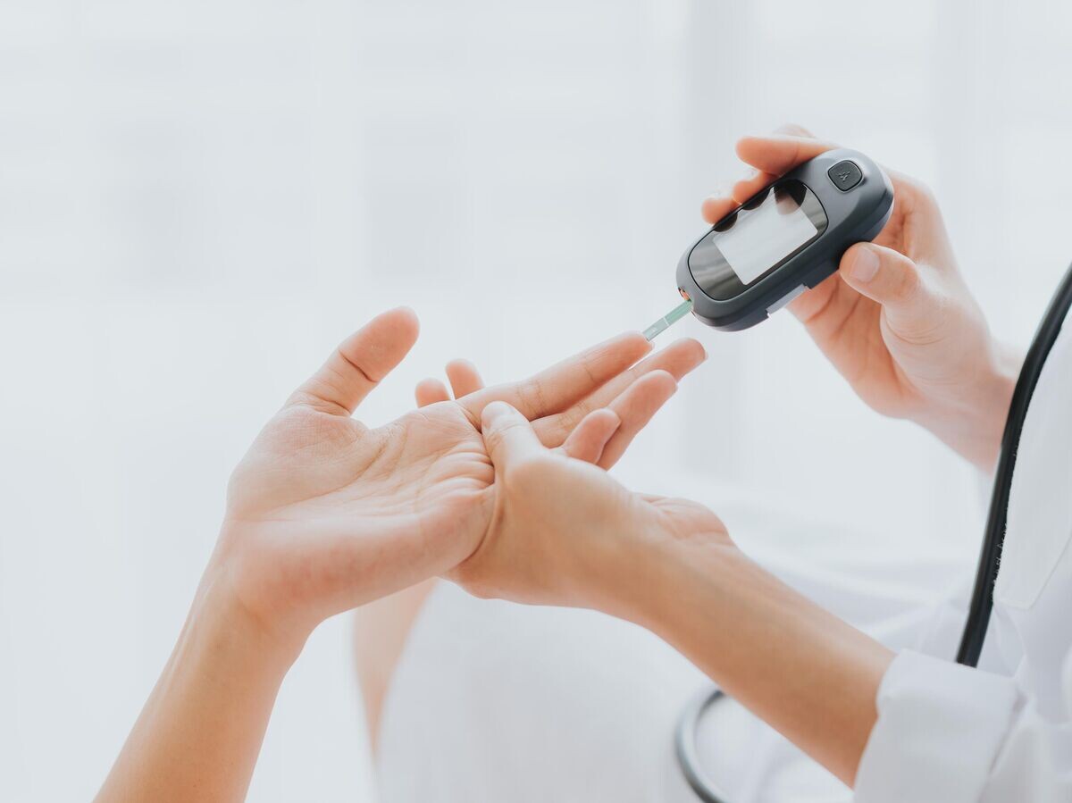    Врач использует глюкометр | © iStock.com / interstid