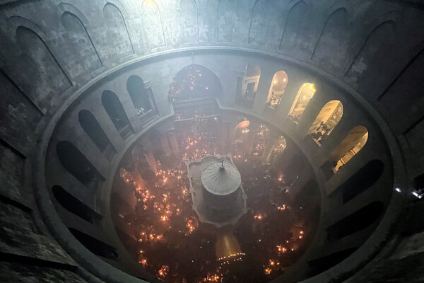 Схождение Благодатного огня в часовне Кувуклии в храме Гроба Господня в Иерусалиме в Великую субботу, 15 апреля 2023 года / Mustafa Ganeyeh/Reuters   📷