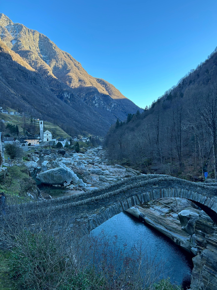 Переходный мостик. Альпы. Тут наш Даня гулял и восхищался горными пейзажами. 