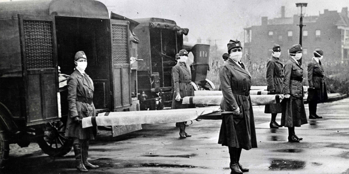 Сотрудники Красного Креста в Сент-Луисе, штат Миссури, на дежурстве во время эпидемии гриппа 1918 года.