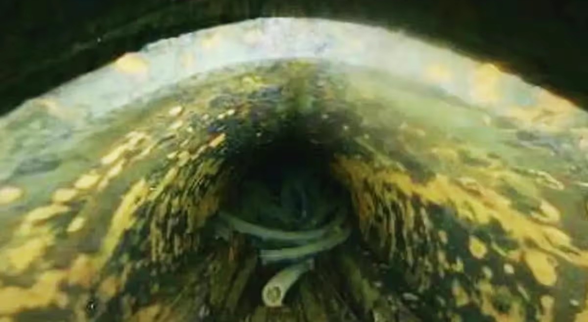 На новых кадрах видно, что топливо все еще вытекает из отверстия.