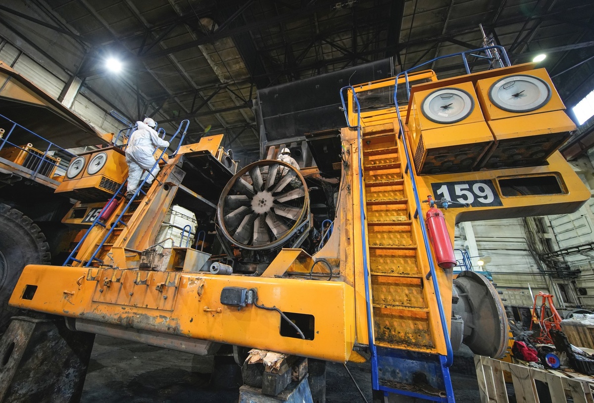 Это уже третий самосвал, которому ставят мотор новой модели. Фото: Александр Белашов / «Медиацентр»