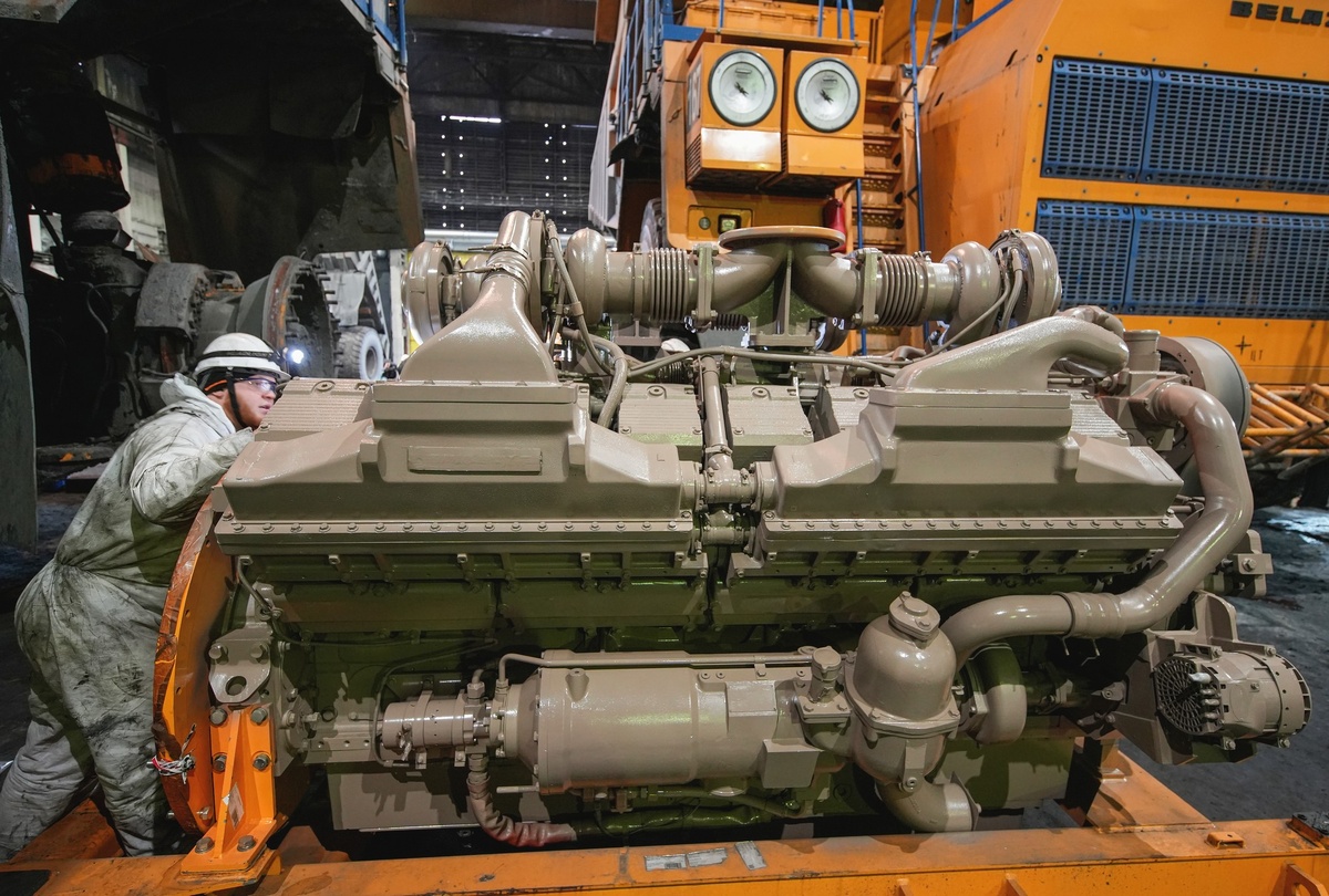 Двигатель Cummins QSK60С размером с легковой автомобиль, а весит как девять легковушек. Фото: Александр Белашов / «Медиацентр»