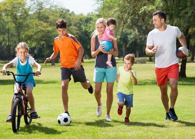 Гигачат создал изображение счастливой спортивной семьи