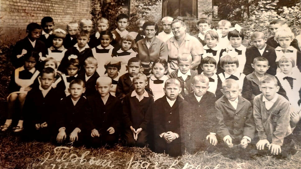 Как-то на пресс-конференции Радий Хабиров признался, что хотел стать биологом, закончив биофак МГУ. «Не поверил в свои силы, побоялся. И слава богу, что не поступил»,— говорил он. На фото: Радий Хабиров (второй справа в третьем ряду) в первом классе.📷Фото: из личного архива