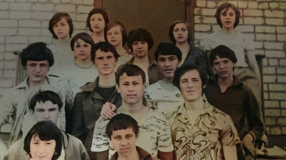 Учительница физики ишимбайской школы №11 Аллюра Сафиуллина как-то говорила журналистам: «Бывают ребята, которые везде и перед всеми хотят быть первыми, лидерами. А он сам по себе был лидером». На фото: Радий Хабиров (в центре во втором ряду) в седьмом классе.📷Фото: из личного архива