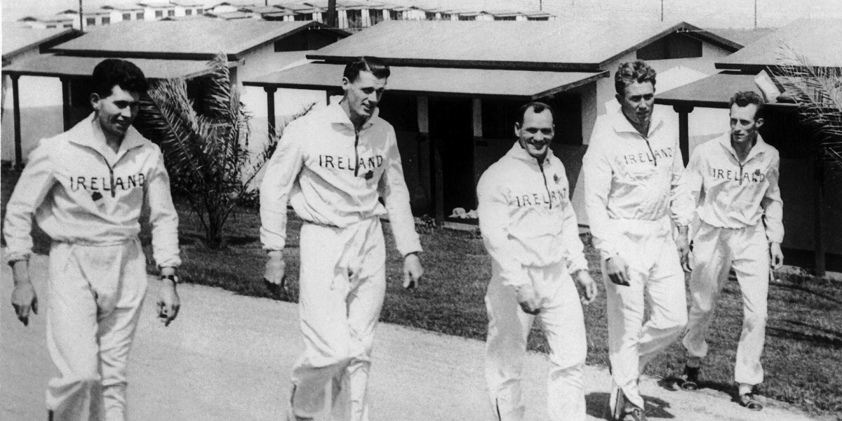 Члены сборной Ирландии прогуливаются по Олимпийской деревне в Лос-Анджелесе, июль 1932 года.