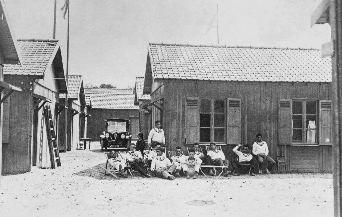 Спортсмены у домика в первой Олимпийской деревне на летних Олимпийских играх в Париже, 1924 год.

