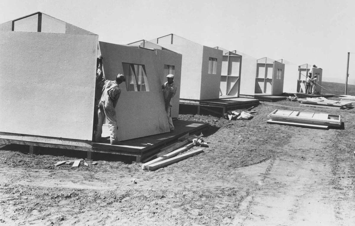 Олимпийская деревня, построенная к Играм 1932 года в Лос-Анджелесе, задумывалась как временная. Позже дома были распроданы по частям или перевезены в другие места.

