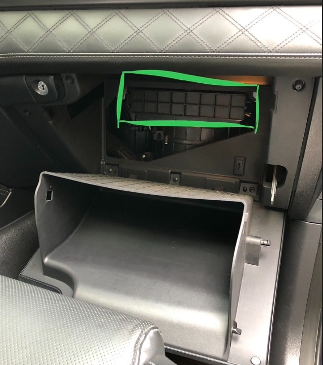 Вот почему бардачок должен быть пустым