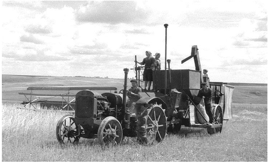 Прицепной комбайн «Коммунар» с трактором ХТЗ. Фото из интернета