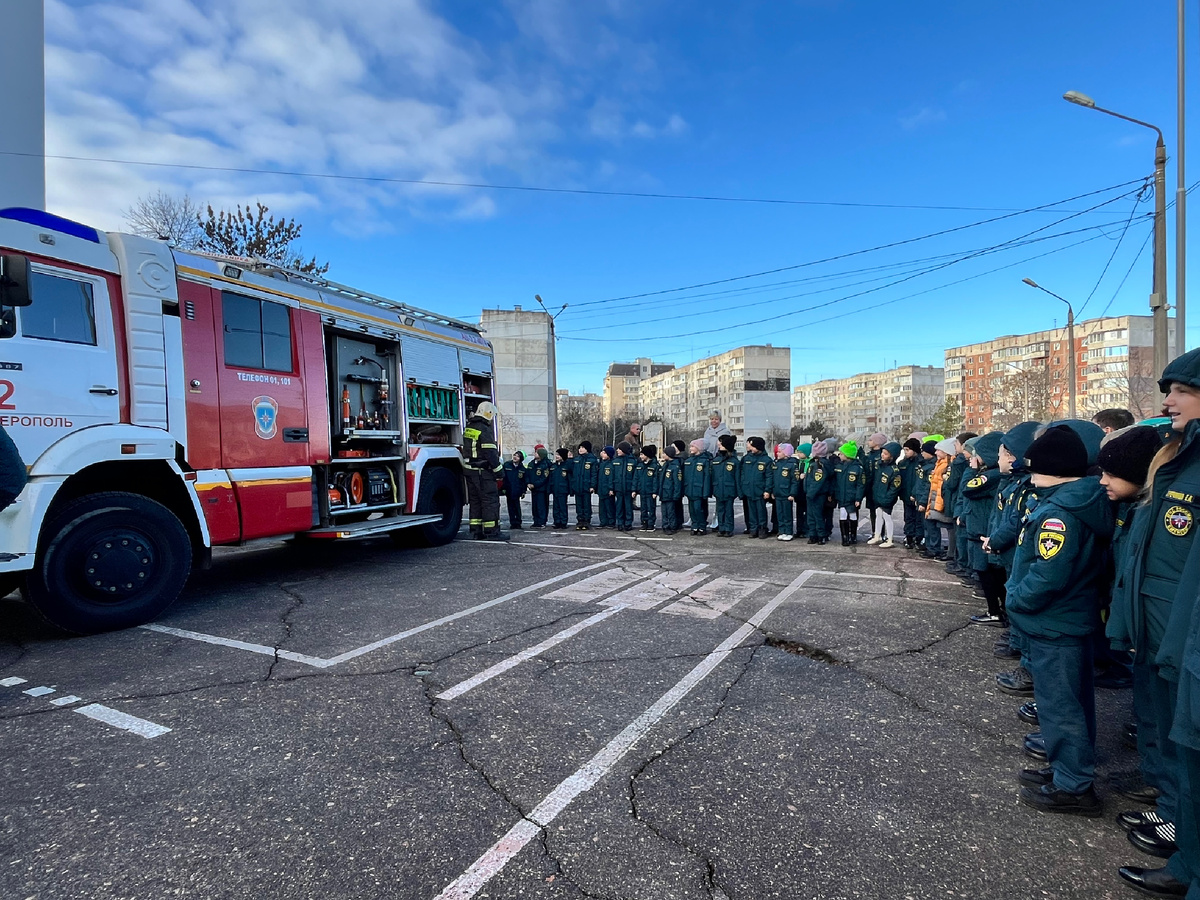 Пожарные-спасатели показывают учащимся комплектацию пожарной машины. 