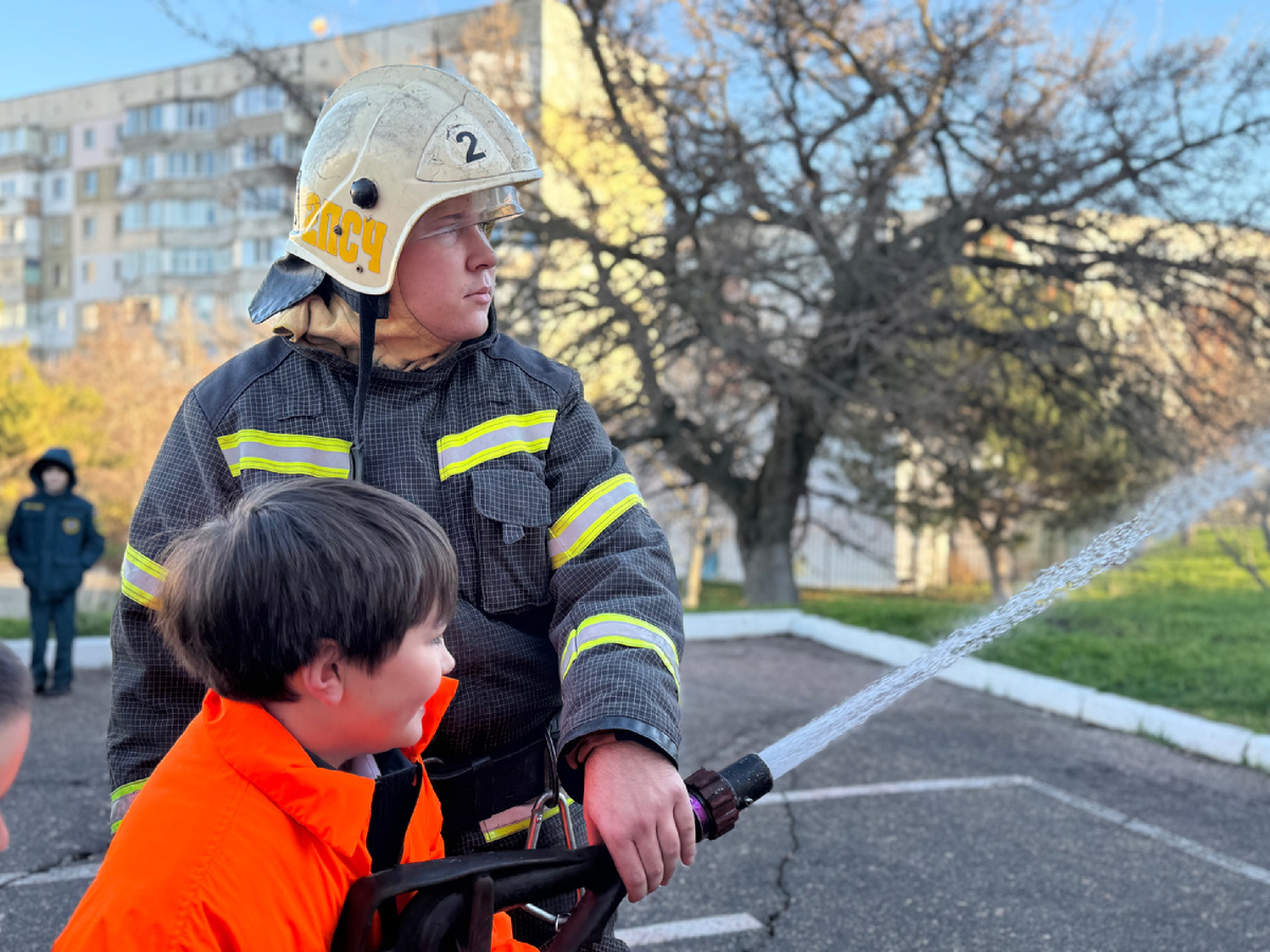 Встреча с сотрудниками МЧС. Пробуем себя в роли пожарного. 