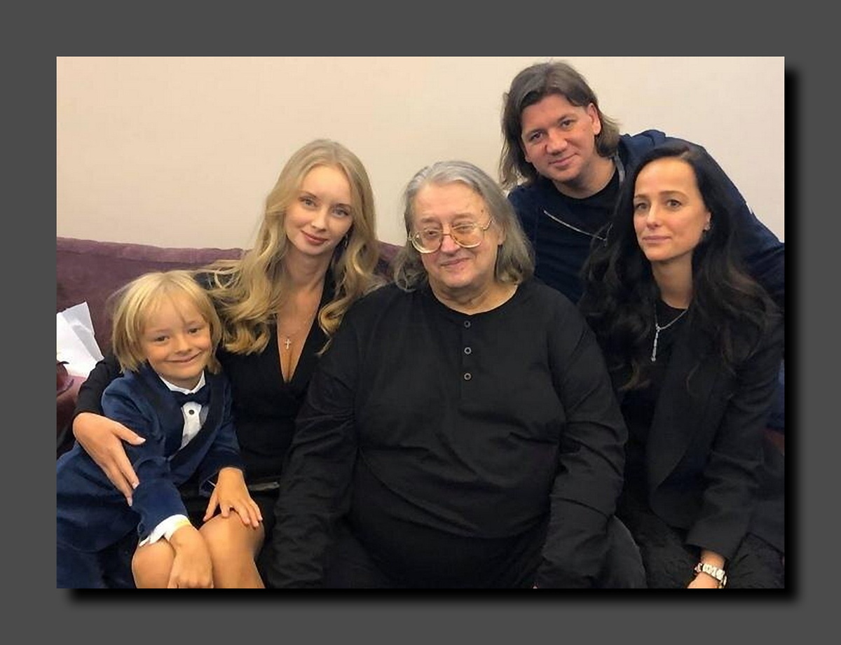 А когда-то они даже снимались вместе. На фото Саша Градский, Марина Коташенко, Александр Градский, дочь Мария и сын Даниил Градский. Фото из открытых источников