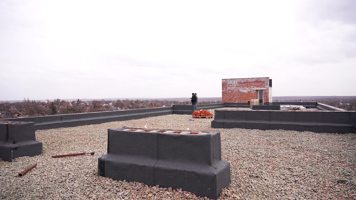    Строители Югры смонтировали крышу восстанавливаемого дома в Авдеевке