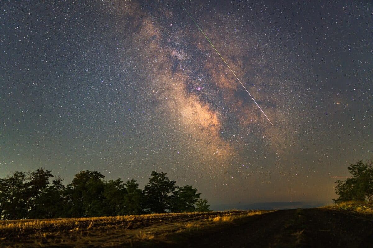    Метеор потока Персеид, 1 августа 2024, Краснодарский край / © TreeLab Олег Кучуривский, Wikipedia