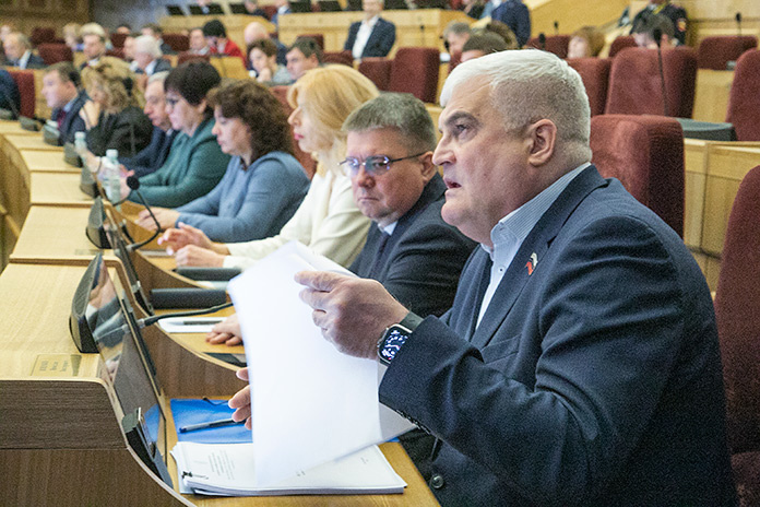    Депутат Заксобрания Вячеслав Илюхин предложил внести в повестку сессии вопрос о мерах в связи с заболеваемостью сельскохозяйственных животных в регионе. Фото: Михаил Периков