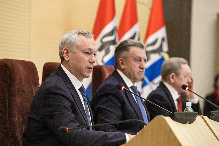    Губернатор Новосибирской области Андрей Травников (слева) заявил о законности мероприятий по изъятию скота у населения. Фото: Михаил Периков