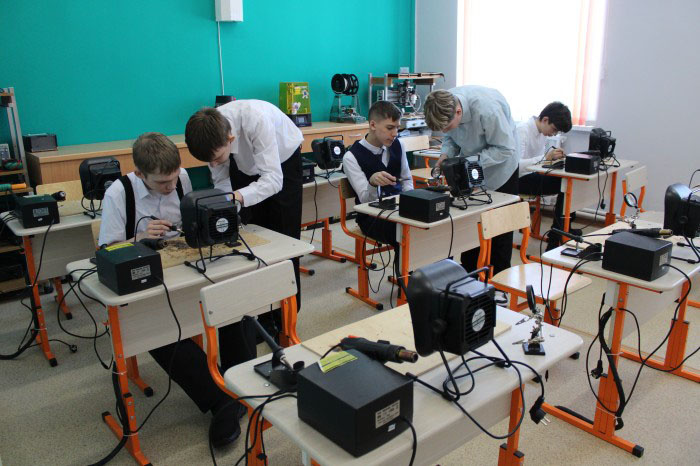 В технопарке дети могут осваивать самые разные направления технического творчества: от лего-конструирования до робототехники и программирования квадрокоптеров. Фото: редакция газеты «Карпинский рабочий»