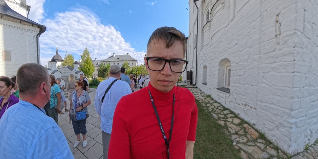 Мы с американкой Сарой приехали в русскую деревню 20 апреля. Она ожидала грязь и разруху, а увидела такое, что теперь заехать к нам в дом