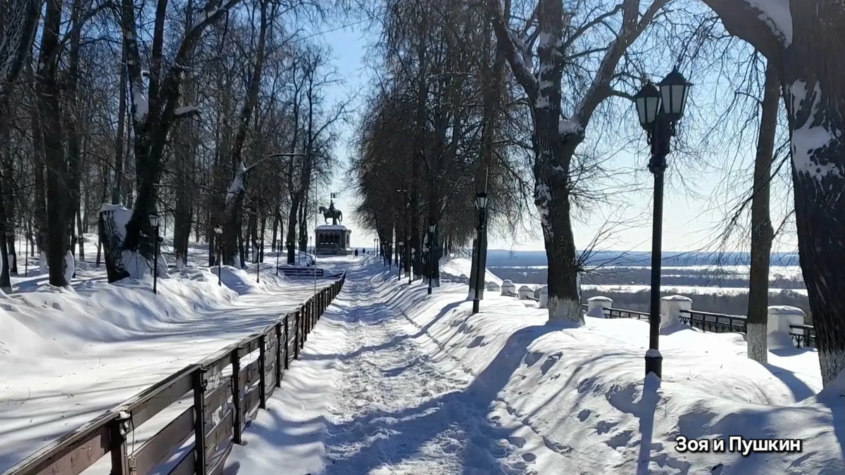 В парке им.А.С.Пушкина Владимир. Слева зимой каток