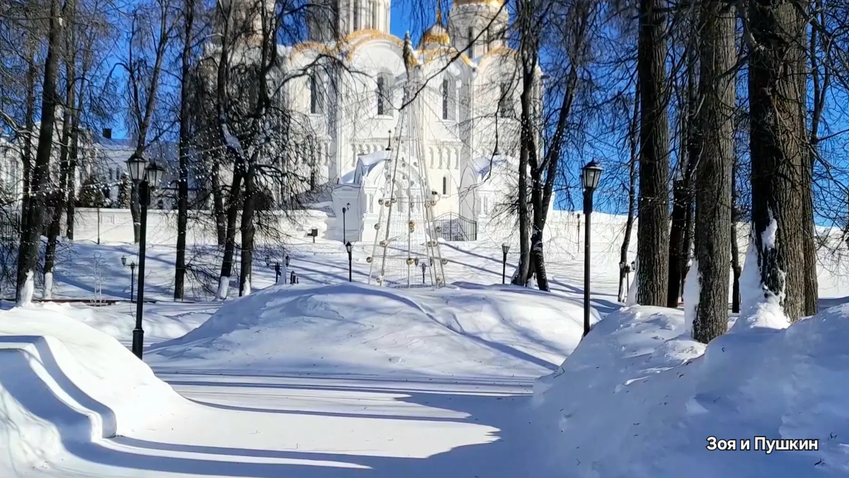В центре катка. Вид на Успенский собор