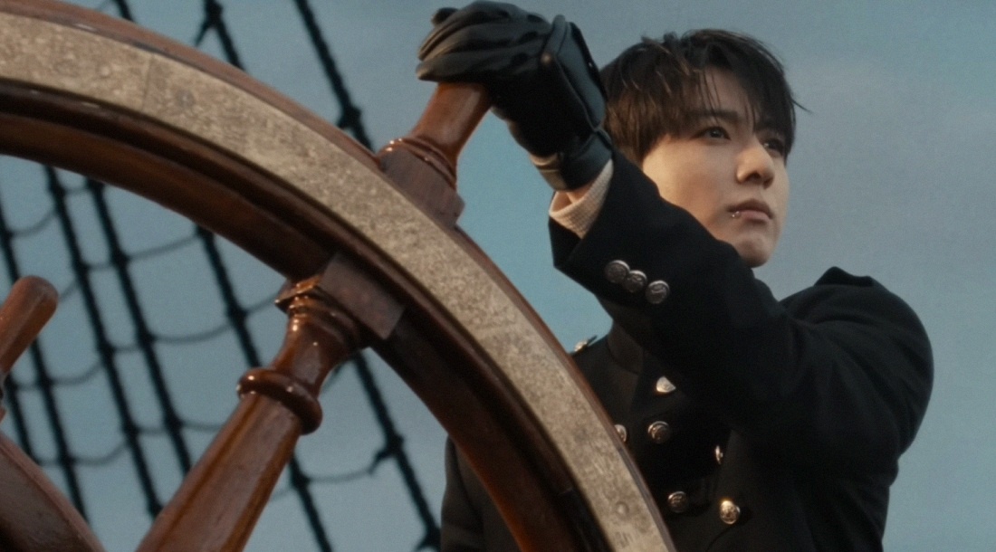     Кадр из клипа «Swim»