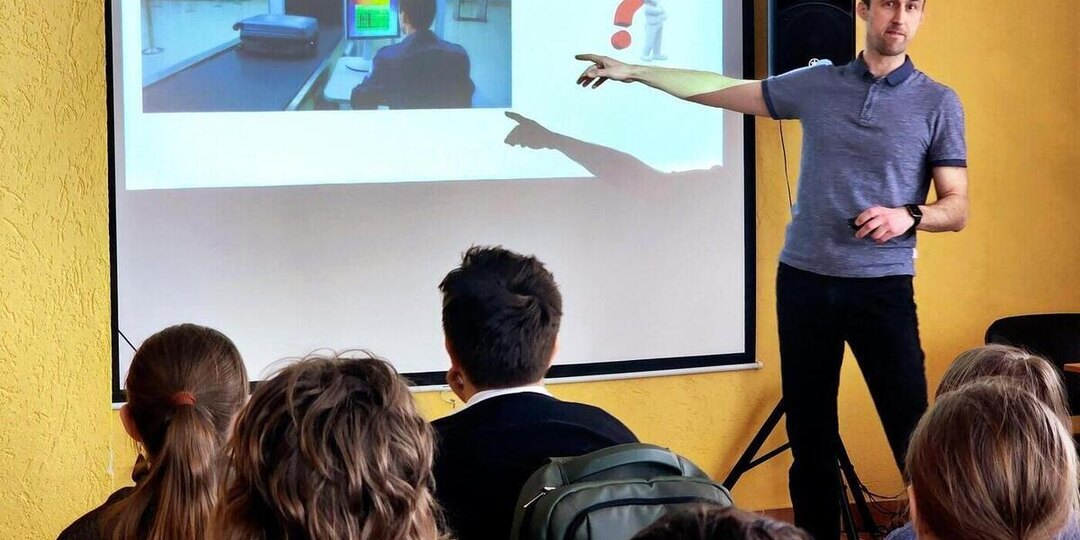 В Пущино школьникам рассказали об оружии против рака