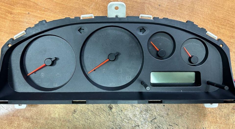 На фото видно, что шкала слегка запачкалась, на ней остались отпечатки пальцев