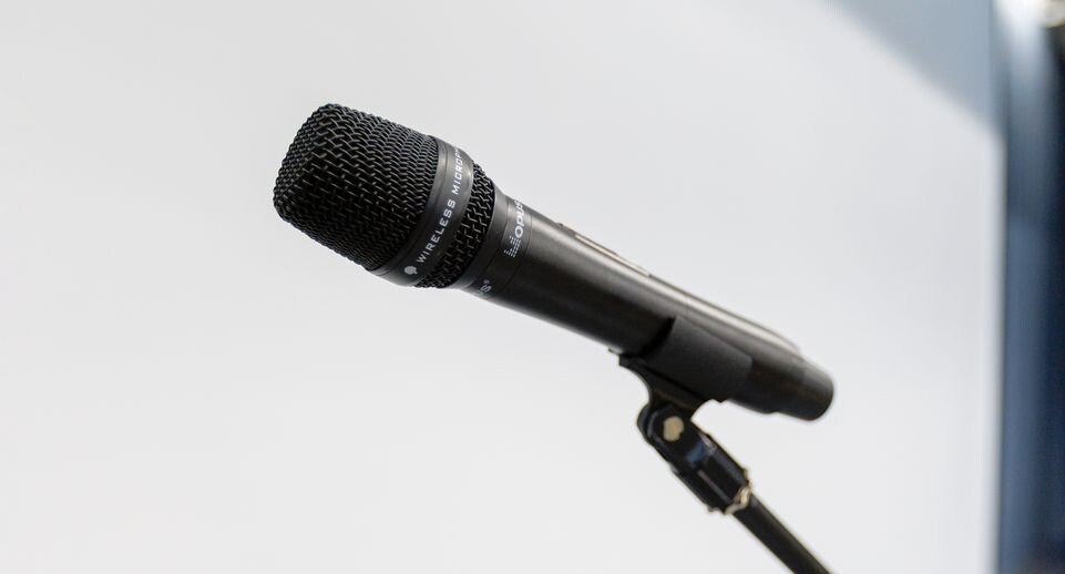    Микрофон в актовом зале в новой школе ЖК «Новое Пушкино» / Медиасток.рф