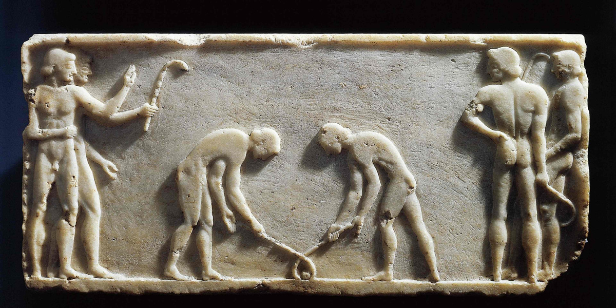 Очень древнее греческое изображение игры с палкой и мячом, которая, возможно, была предшественницей хоккея. (DEA/Г. Ниматаллах/De Agostini/Getty Images)
