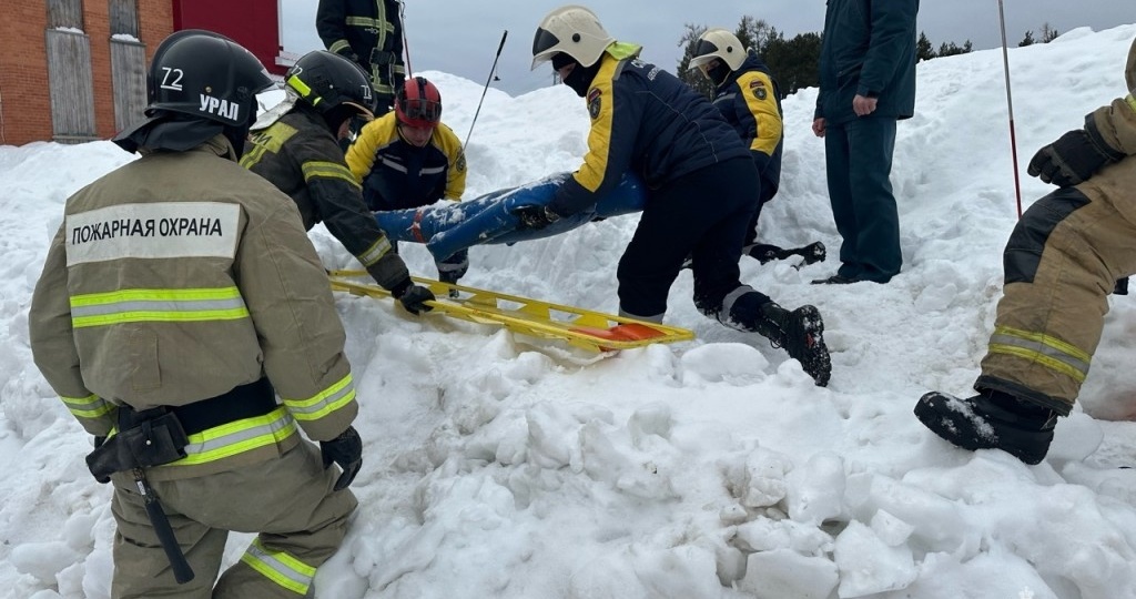 Учения по ликвидации последствий схода снега с крыш прошли в Нягани