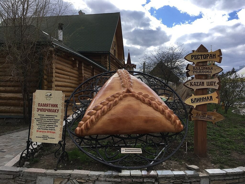 Памятник эчпочмаку в Казани. Фото: википедия.