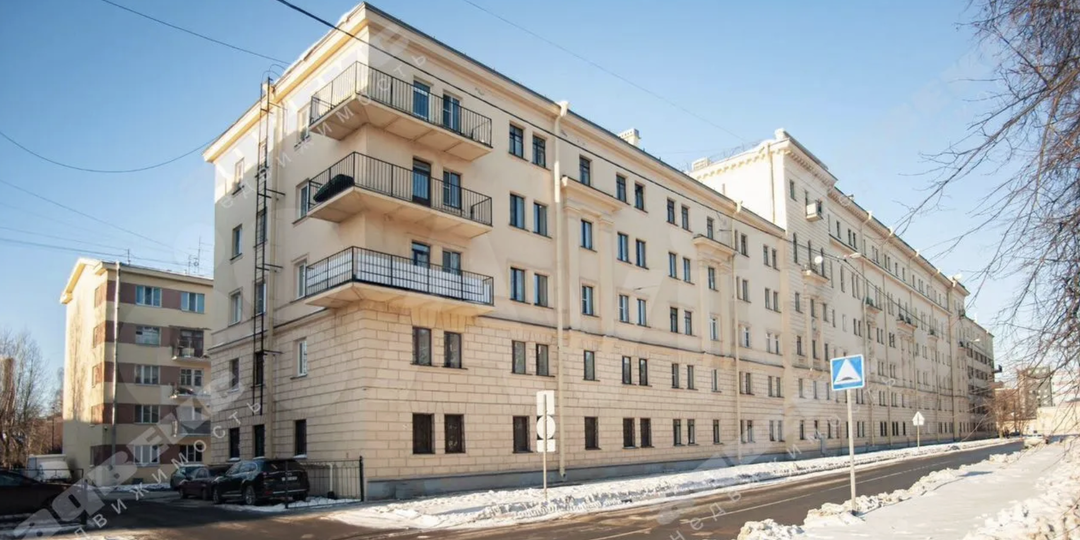 Захламлённая трёхкомнатная квартира в довоенной сталинке