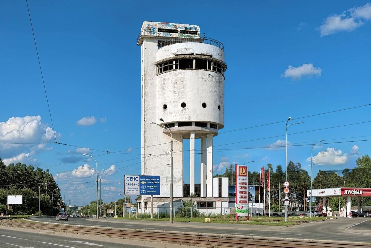 Белая башня (Уралмаш). Бывшая водонапорная вышка, которая выглядит как приземлившийся космический корабль. Это икона мирового авангарда. Ради селфи на её фоне эксперты готовы лететь через океан.
