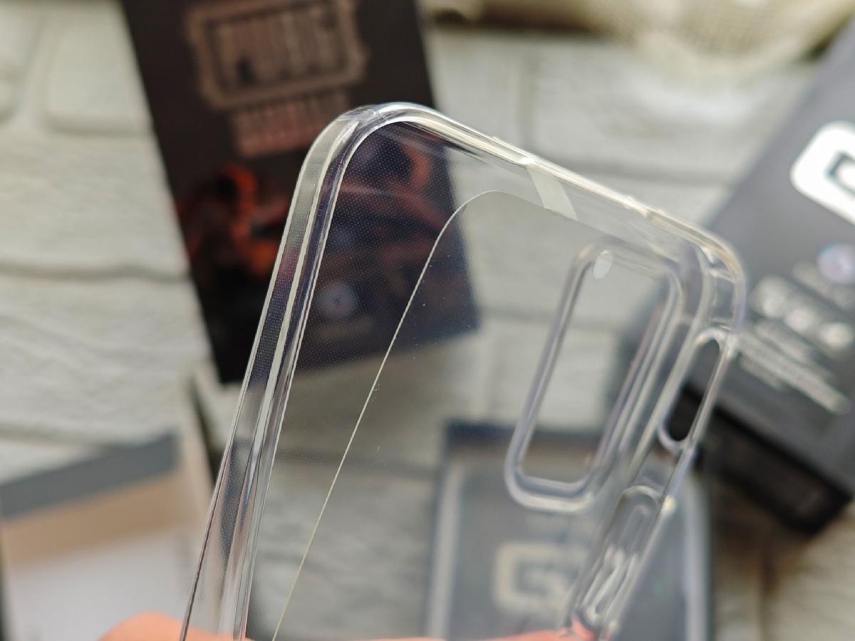 В комплекте есть защитная плёнка и чехол. 