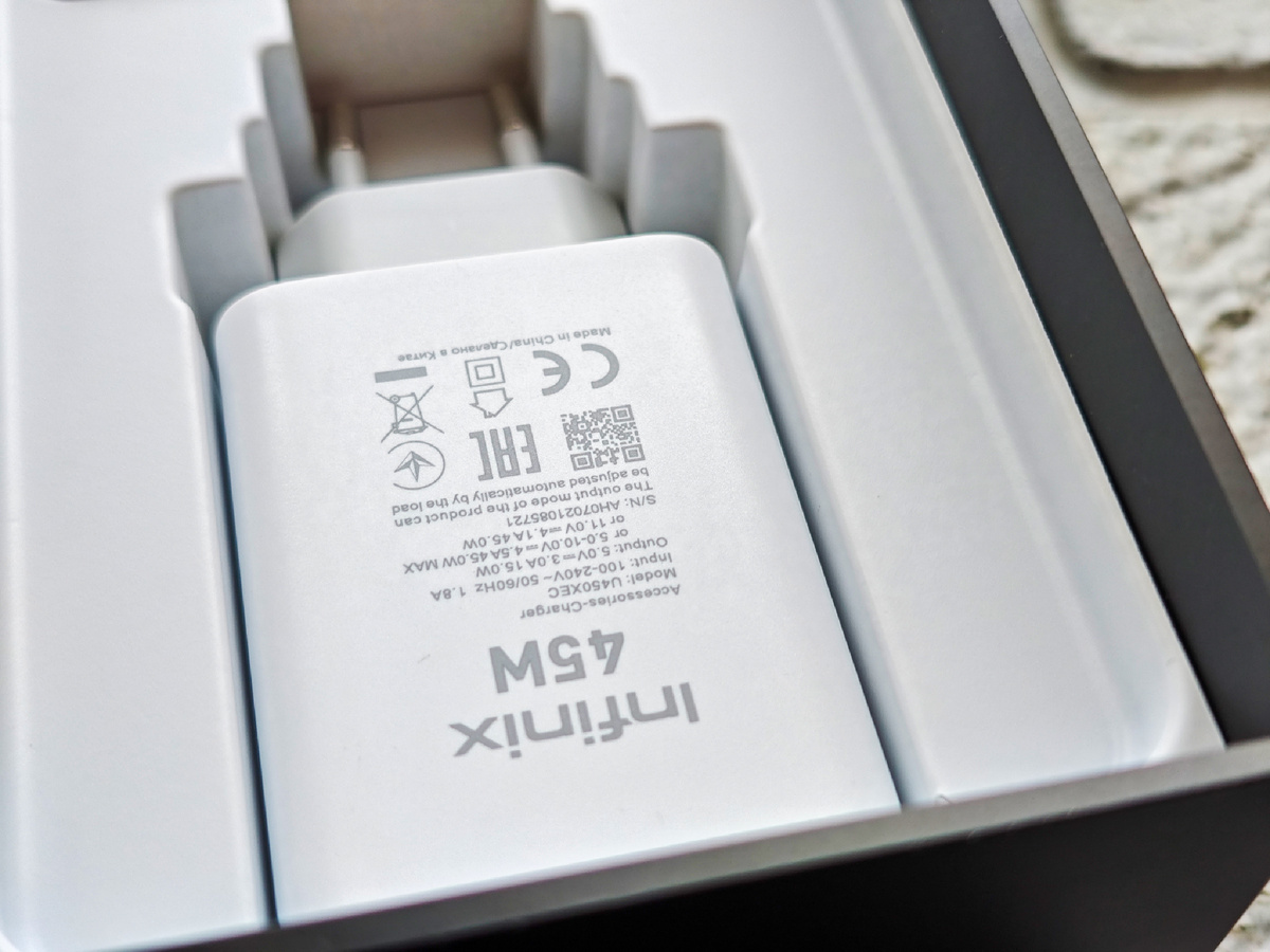 А так же блок зарядки на 45 Вт. 