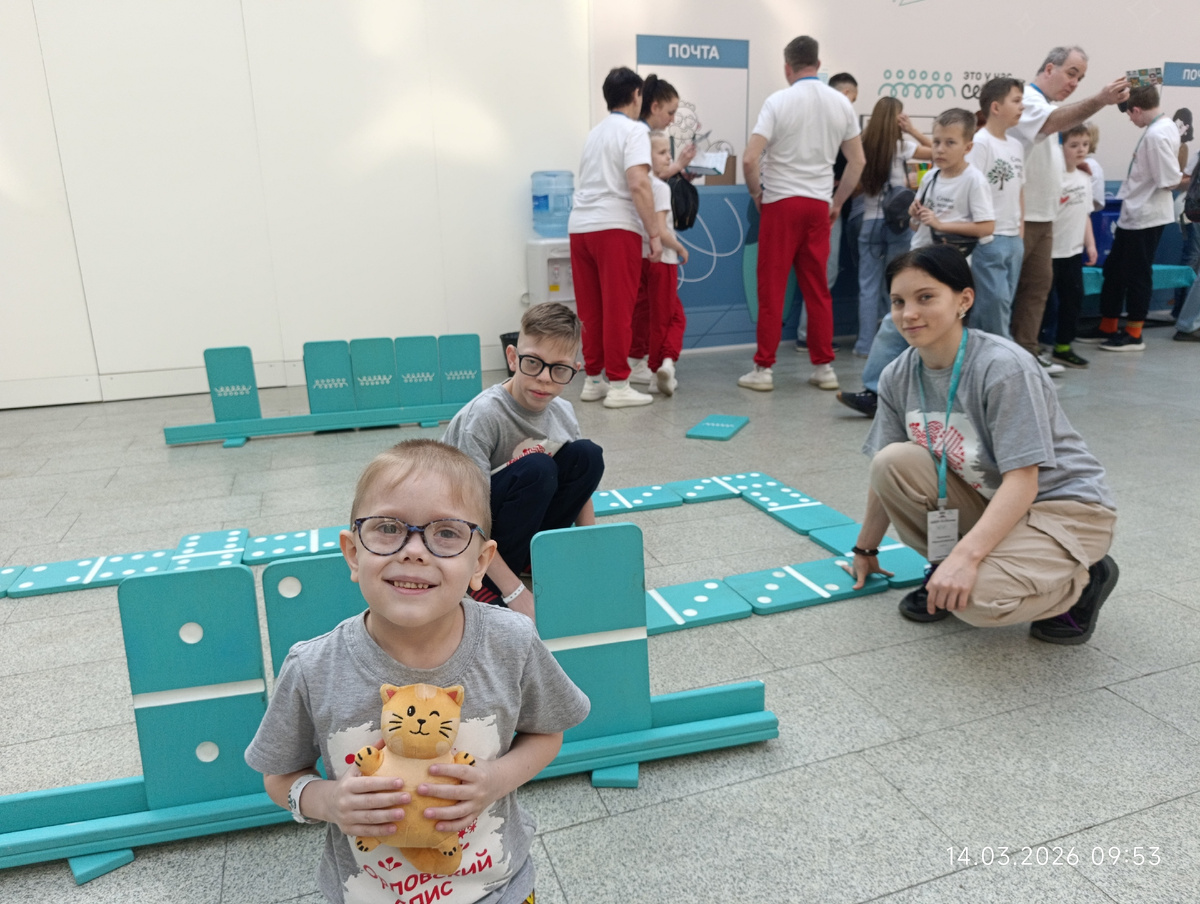 Мои дети играют в огромное домино.